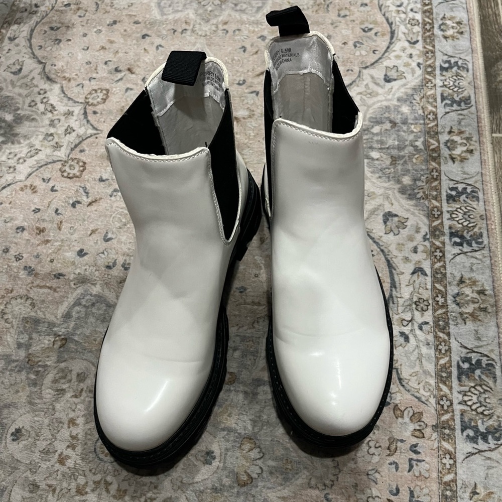 Cushionaire “Perry” Ankle Boots - Picture 2 of 5